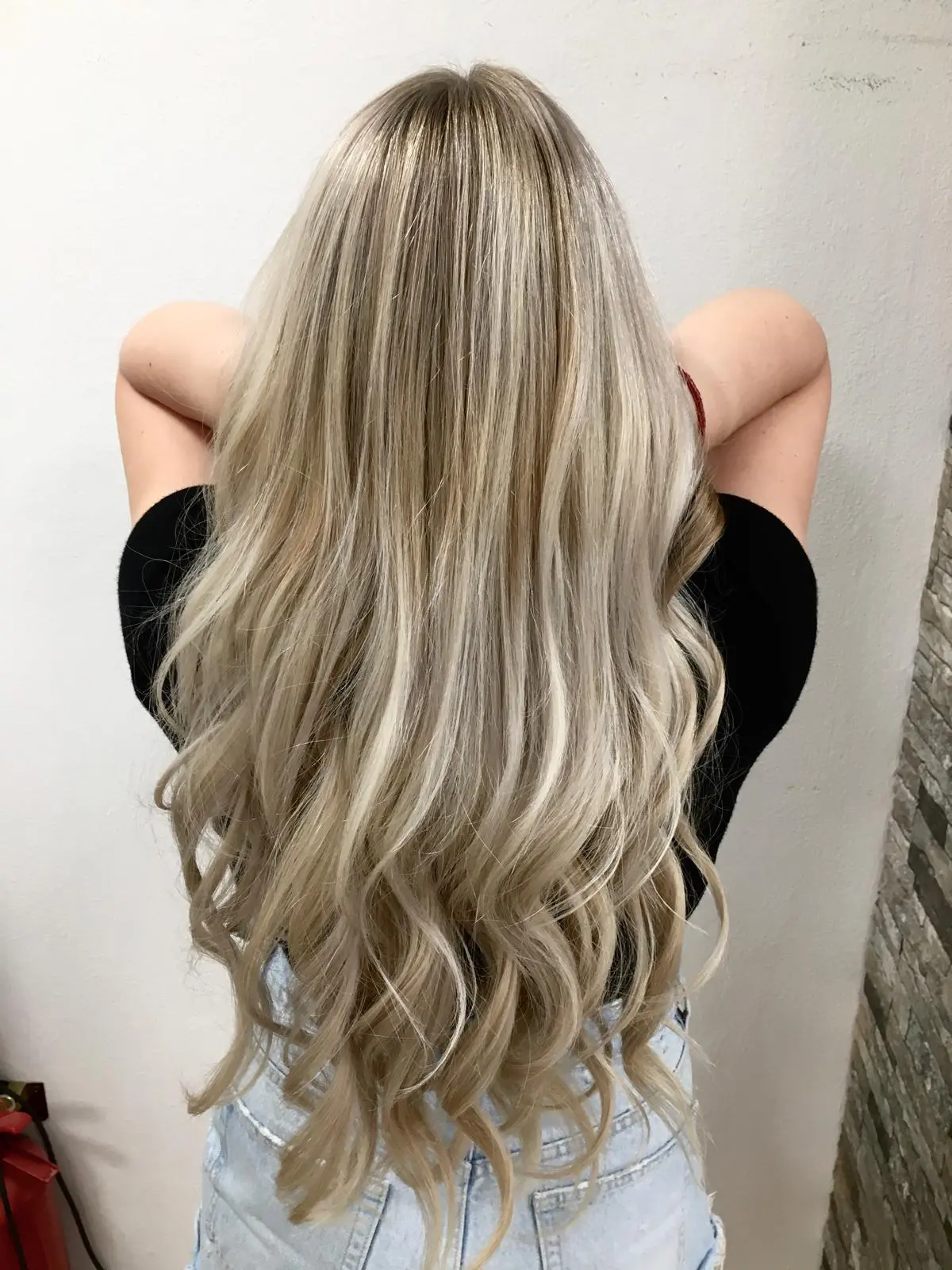 Dlhé blond vlasy po úprave v Salóne Butterfly